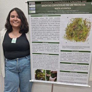  Estudante apresentando seu projeto de Iniciação Científica na Semana da Biologia 2023