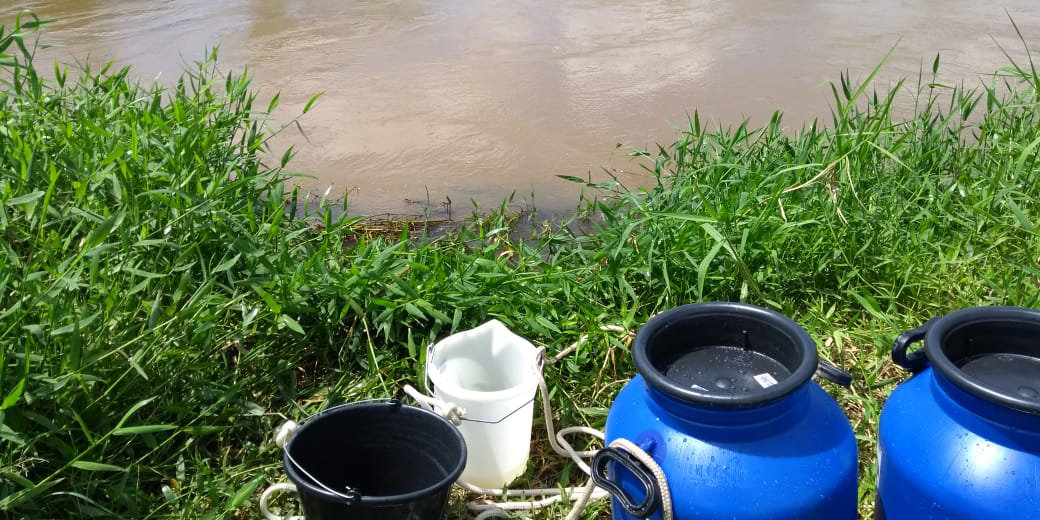 Preparo para coleta de água no ambiente